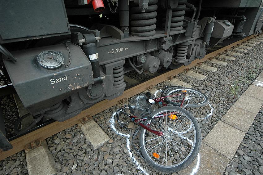 Radfahrer am Bahnuebergang vom Zug überrollt  P42.jpg - Fotos Fuchs